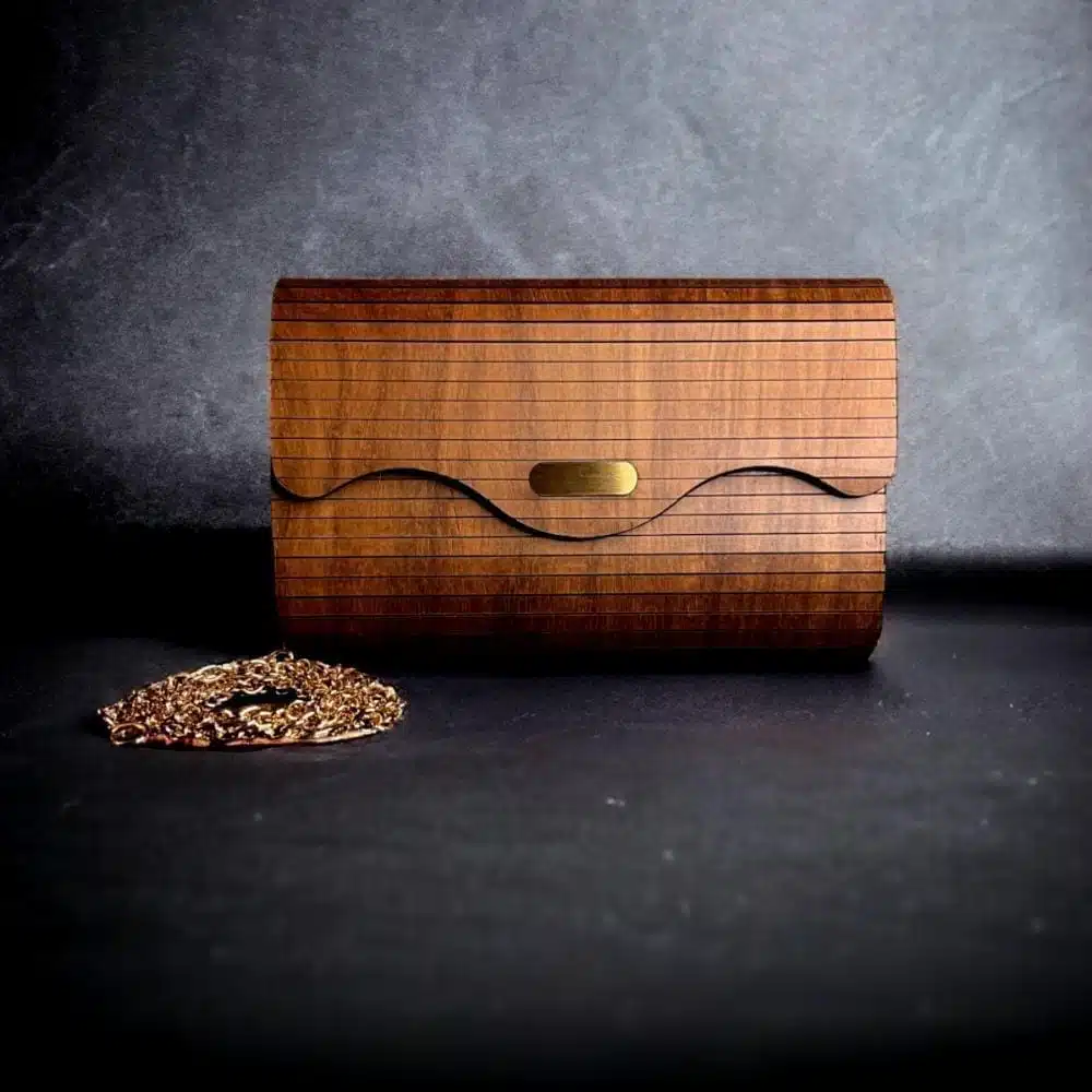 2535043b-adcc-48b5-9af2-ab8a140eb15f-1000x1000-3SI6dQBP4swPyf8Xn0NZ2AxDUJnz2Z9b2UKfD6xg.jpg شنطة كوسو برينسيز وود - الصورة 1