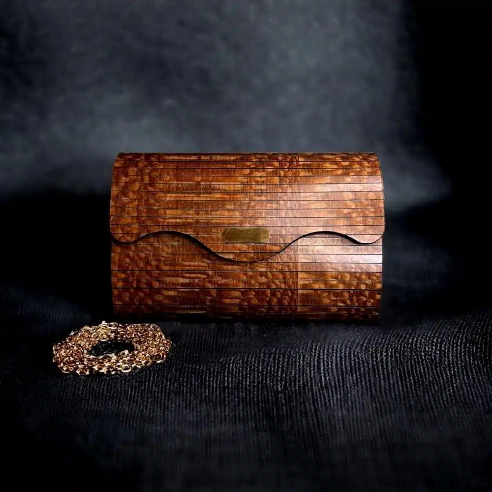 638d7f4a-060c-44ed-b91c-acff2ee28628-1000x1000-tNGAmS9dOozUHlgbU2I8pnPcFufaaPsGJ8UQO4uq.jpg شنطة دارك برينسيز وود - الصورة 1