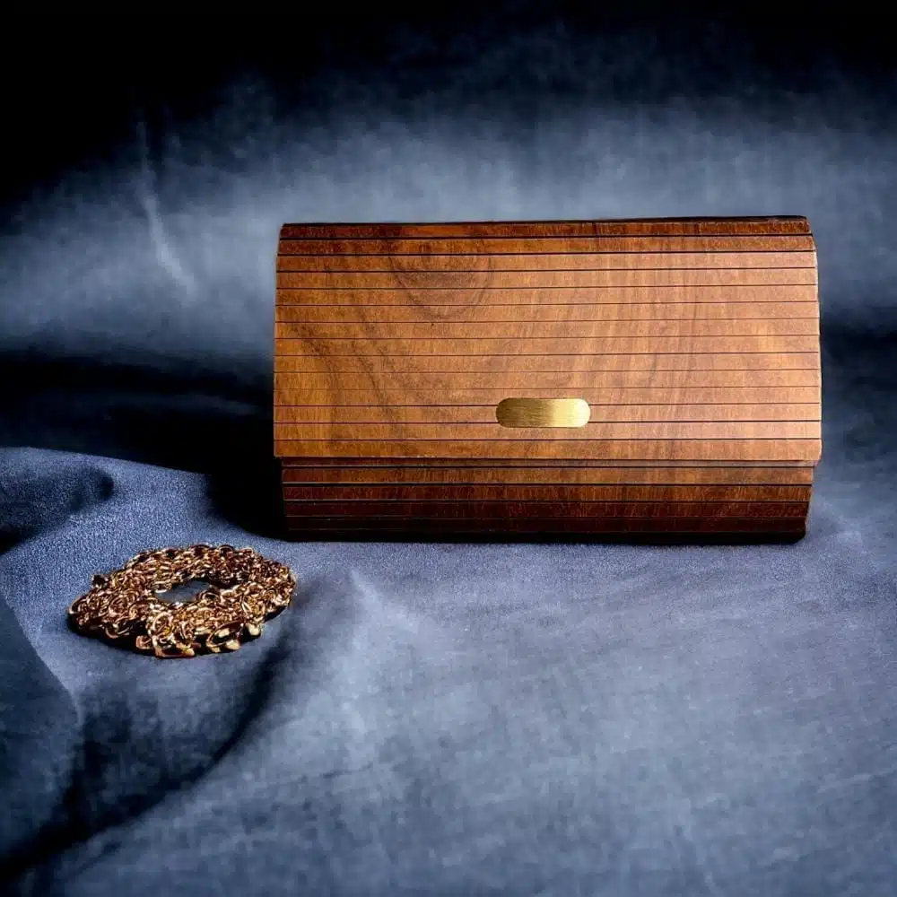 6e53b3ba-6589-43eb-9b3e-1b9879c11bb8-1000x1000-V1CAdaVi4AZsOoDYIGerZR0t7G1GC9v8Ad3HLXqG.jpg شنطة كلاسيك وود - الصورة 1