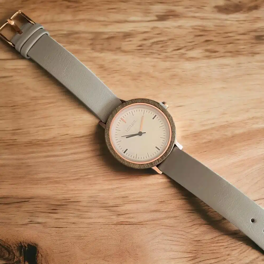 c742cc63-0fb6-49ce-a9ac-73083a1b715a-1000x1000-HAzX0F3HJbe7Iw7NFj0gtl01gWtLt1KGw516HddL.jpg جراي كلاسيك ليذر - نسائي - الصورة 1