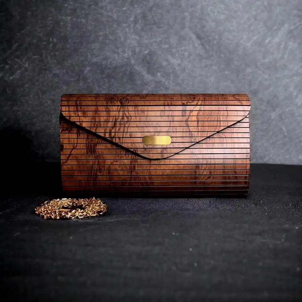 cda6e916-a4da-4906-ac98-126e46bb351a-1000x1000-Jod2IDQ9DP7iYOM5eXQdsSMG1PueYxoSIRPxEoUN.jpg شنطة ساندل ليدي وود - الصورة 1