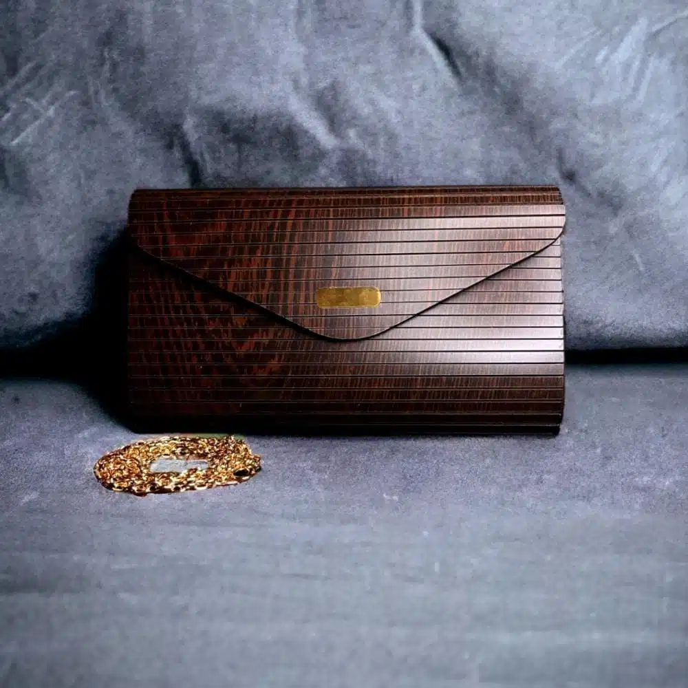 e3ea45a8-51ed-4ddd-90a5-3eaec00959c9-1000x1000-jEkidJHmMixnAW9hqN4pWfQSxvuwS1r7mosED1E7.jpg شنطة وينج ليدي وود - الصورة 1