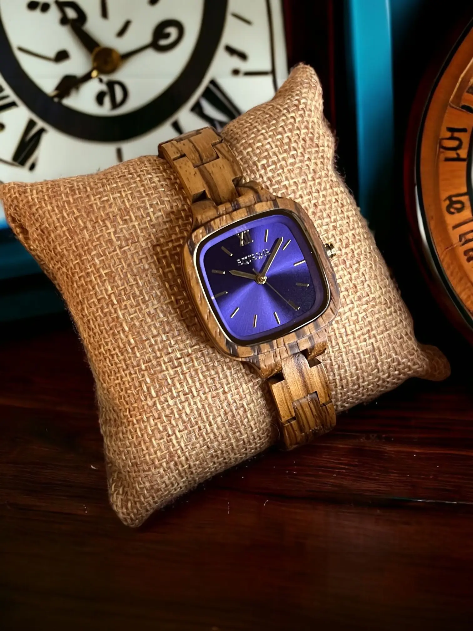 ساعات خشبية